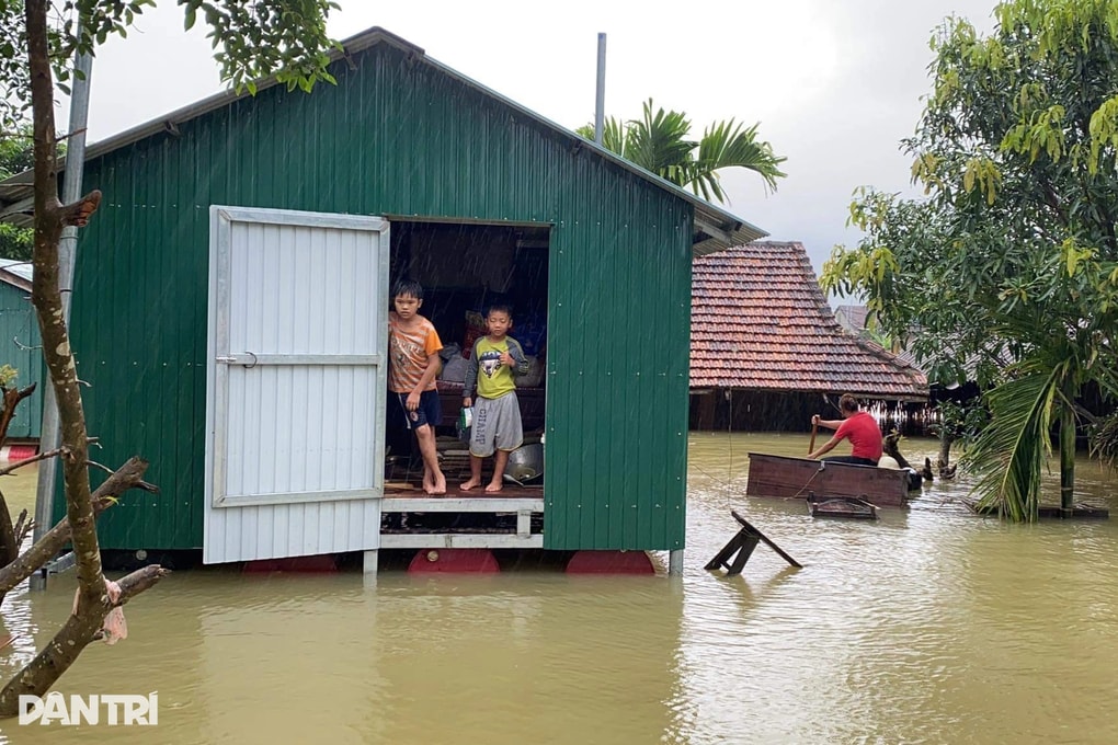 Phó Chủ tịch tỉnh Đắk Lắk: Những hành động thiết thực vì đồng bào vùng lũ - 2 Phó Chủ tịch tỉnh Đắk Lắk: Những hành động thiết thực vì đồng bào vùng lũ - 2