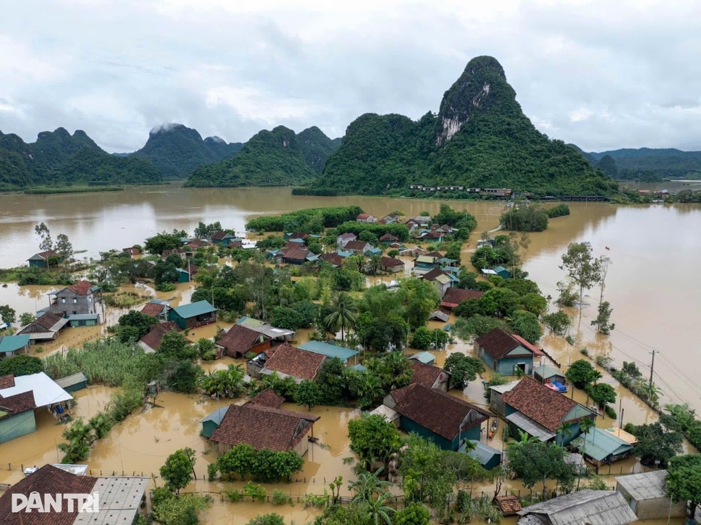 Phó Chủ tịch tỉnh Đắk Lắk: Những hành động thiết thực vì đồng bào vùng lũ - 4 Phó Chủ tịch tỉnh Đắk Lắk: Những hành động thiết thực vì đồng bào vùng lũ - 4
