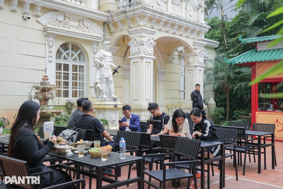 Hà Nội: Bát bún hơn 100.000 đồng, khách ăn trong biệt thự hàng chục tỷ đồng - 2 Hà Nội: Bát bún hơn 100.000 đồng, khách ăn trong biệt thự hàng chục tỷ đồng - 2