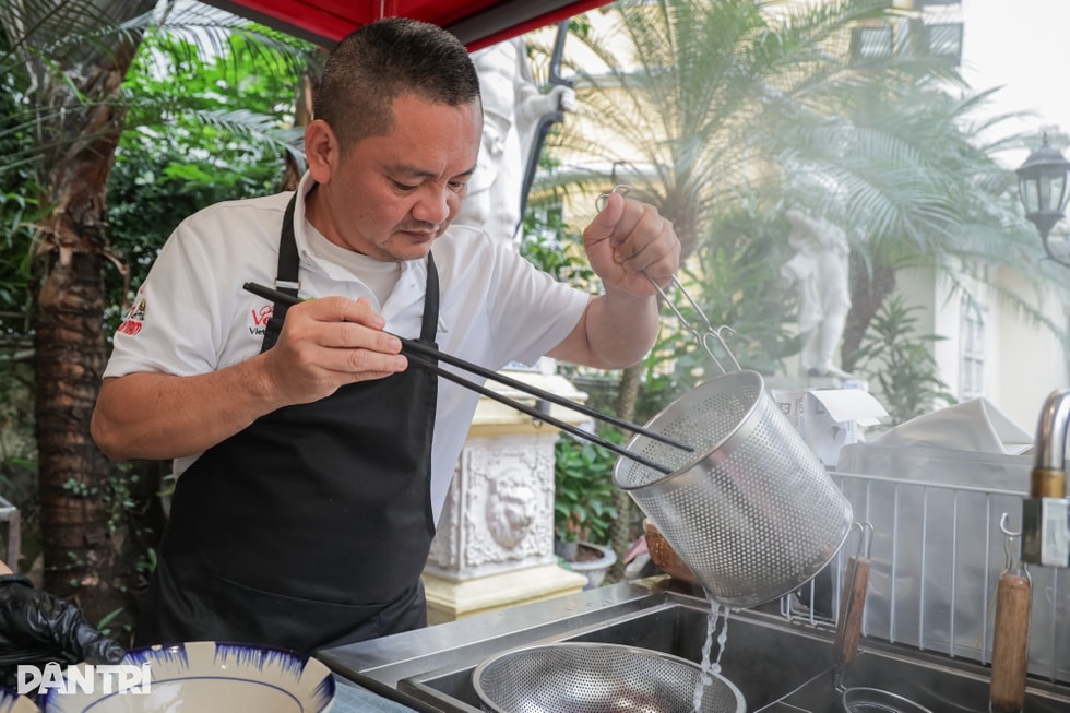 Hà Nội: Bát bún hơn 100.000 đồng, khách ăn trong biệt thự hàng chục tỷ đồng - 6 Hà Nội: Bát bún hơn 100.000 đồng, khách ăn trong biệt thự hàng chục tỷ đồng - 6