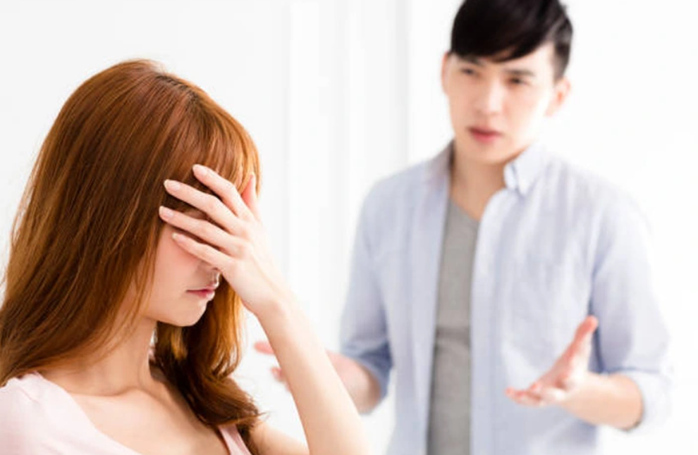 Lén cầm điện thoại chồng, tôi ngã ngửa khi thấy nhóm trò chuyện đặc biệt - 1