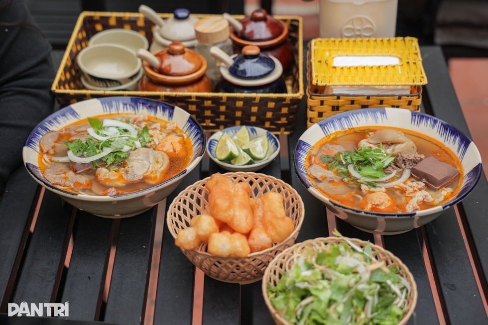 Hà Nội: Bát bún hơn 100.000 đồng, khách ăn trong biệt thự hàng chục tỷ đồng - 4 Hà Nội: Bát bún hơn 100.000 đồng, khách ăn trong biệt thự hàng chục tỷ đồng - 4