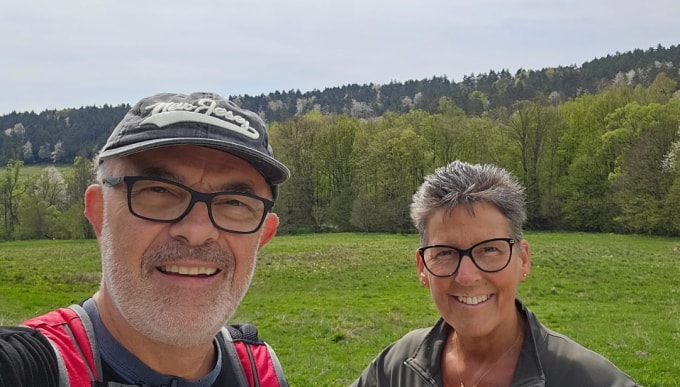 Hai vợ chồng Barbara và Marian. Ảnh: CNN