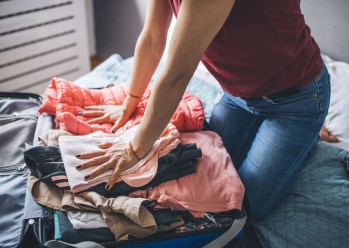 Nhiều du khách cố gắng nhét đầy mọi thứ vào một chiếc vali khi đi du lịch. Ảnh: Gam in traveler