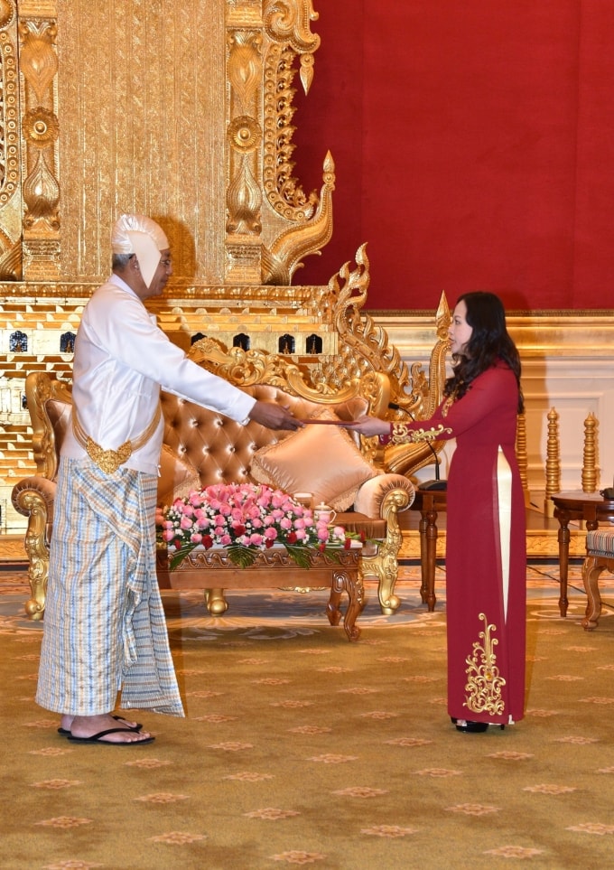 Tiến sĩ Luận Thùy Dương, với tư cách Đại sứ Việt Nam tại Myanmar trình Quốc thư của Chủ tịch nước Việt Nam lên Tổng thống Myanmar, năm 2016. Ảnh:Nhân vật cung cấp