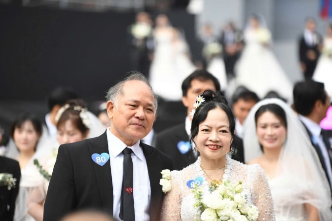 Vợ chồng bà Luận Thùy Dương trong đám cưới tập thể đầu tháng 12/2025. Ảnh nhân vật cung cấp