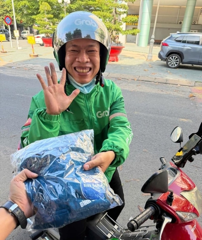 Anh Trung Em chạy xe ôm công nghệ trong lúc rảnh rỗi để tăng thu nhập, có thêm tiền nộp học phí suốt thời gian sinh viên. Ảnh: Nhân vật cung cấp