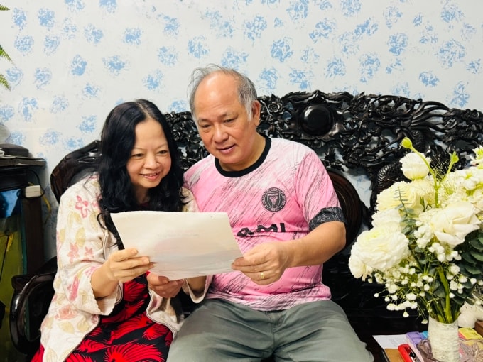 Vợ chồng bà Luận Thùy Dương chia đọc lại những dòng thư tay sau 45 năm yêu, kết hôn, ngày 10/12. Ảnh: Phạm Nga