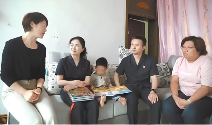 Guo Qing (bên phải), Chen Haiqin (bên trái) và Dongdong tại nhà của Guo. Ảnh: Sixthtone