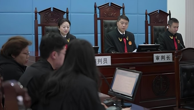 Guo (ngoài cùng bên trái) tại phiên tòa ở Hoài An, tỉnh Giang Tô, tháng 3/2025. Ảnh: Sixthtone