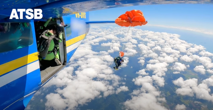 Chiếc dù của Adrian Ferguson mắc vào cánh thăng bằng của máy bay, hôm 20/9. Ảnh: ATSB