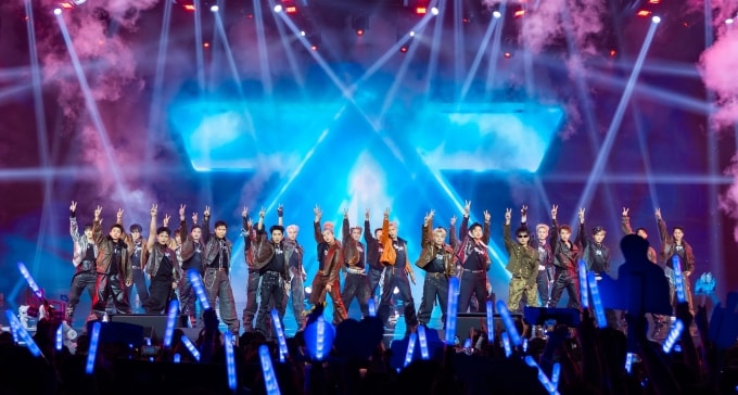 30 thí sinh hòa giọng trong ca khúc chủ đề All Eyes On Us mở đầu đêm trao giải.