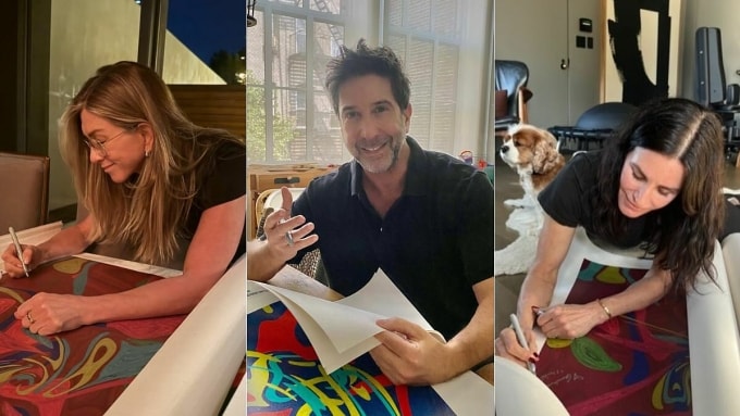 Từ trái qua: Jennifer Aniston,  David Schwimmer và Courteney Cox ký tên lên một số lượng tranh nhất định. Ảnh: Matthew Perry Foundation