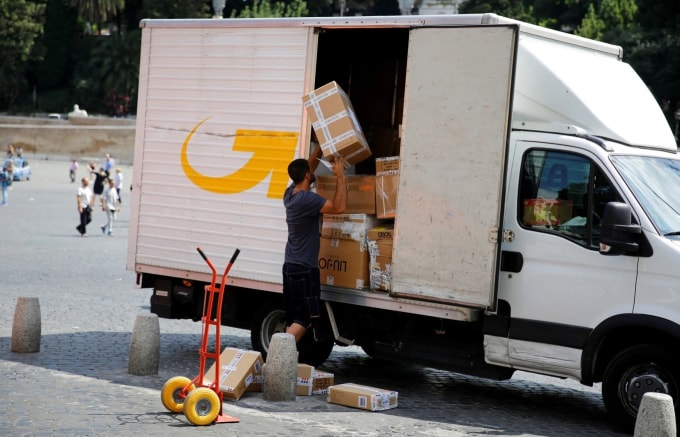 Hàng hóa được chất lên xe tại Rome (Italy). Ảnh:Reuters