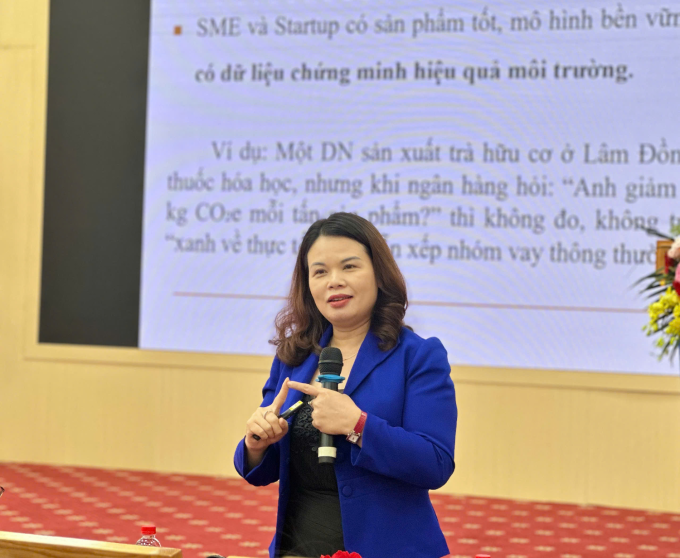 Phó giáo sư, Tiến sĩ Phạm Thị Tuyết, Phó hiệu trưởng Trường bồi dưỡng cán bộ Ngân hàng, chia sẻ tại sự kiện ngày 14/12. Ảnh: Trọng Hiếu