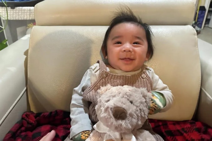 Bé Ryu Lopez phải nằm tại khu chăm sóc đặc biệt cho trẻ sơ sinh hai tuần sau khi ra đời. Ảnh: Andrew Lopez