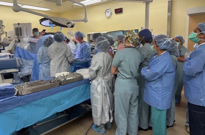 30 nhân viên y tế được huy động để hỗ trợ ca sinh của Suze. Ảnh: Cedars-Sinai