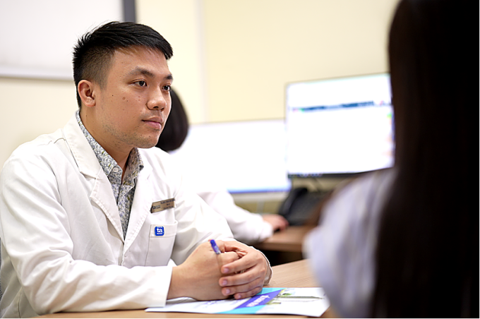 ThS.BS Phạm Văn Dương tư vấn cách dùng thuốc cho một phụ nữ mắc trầm cảm. Ảnh minh họa: Bệnh viện Đa khoa Tâm Anh Hà Nội