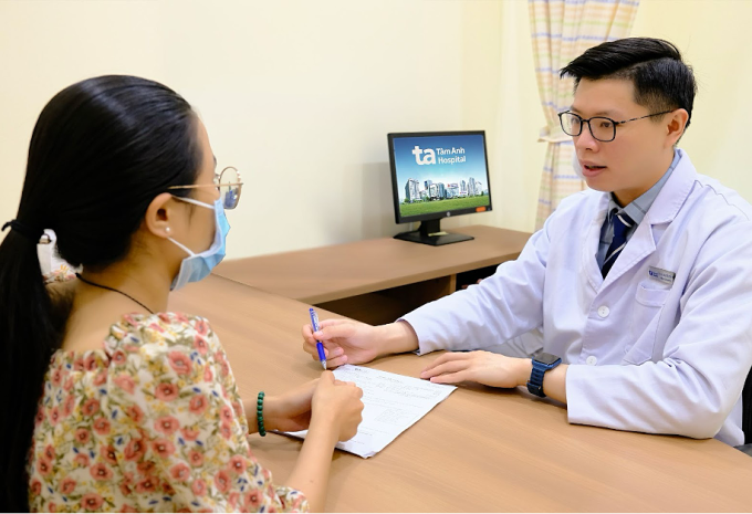 Bác sĩ Sỹ tư vấn cho người bệnh. Ảnh minh họa: Bệnh viện Đa khoa Tâm Anh