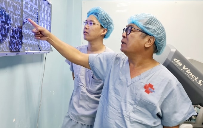 Bác sĩ Bệnh viện Bình Dân xem phim chụp của bệnh nhân trước khi phẫu thuật robot cắt khối u ung thư. Ảnh: Lê Phương