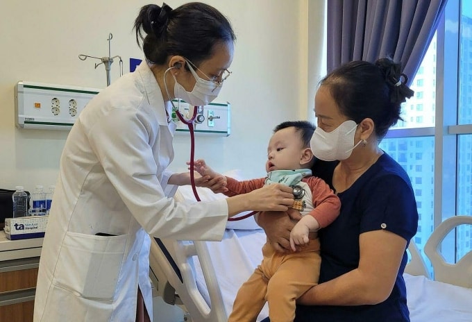 Một bé trai mắc cúm A đang được điều trị y tế. Ảnh minh họa: Bệnh viện Đa khoa Tâm Anh
