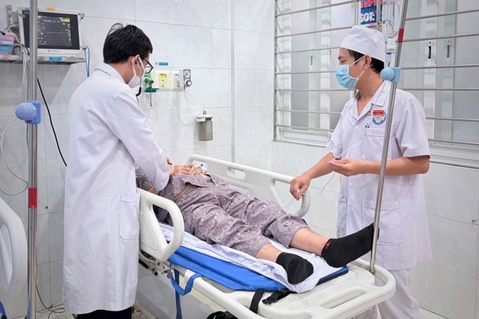 Một người bệnh lớn tuổi nhập viện ở Bệnh viện Đa khoa Phúc Hưng do ngộ độc sau khi ăn bánh mì. Ảnh: Ngân Giang