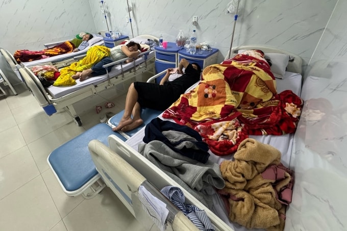 Các phòng ở Khoa Nội, Bệnh viện Phúc Hưng đều có bệnh nhân nhập viện do ngộ độc sau khi ăn bánh mì. Ảnh: Phạm Linh