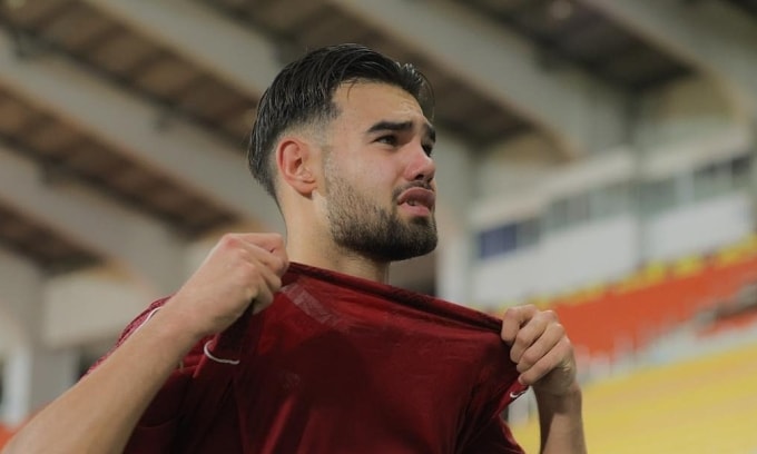 Tiền đạo Jens Raven khóc sau trận thắng Myanmar 3-1 ở lượt cuối bảng C môn bóng đá nam SEA Games 33 trên sân 700th Anniversary, Chiang Mai, Thái Lan ngày 12/12. Ảnh: Bola