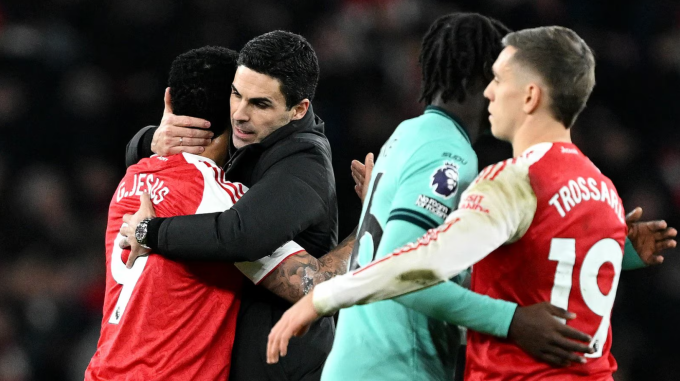 HLV Mikel Arteta chia vui cùng các cầu thủ Arsenal sau trận thắng Wolves 2-1 ở vòng 16 Ngoại hạng Anh trên sân Emirates, London, Anh ngày 13/12/2025. Ảnh: Arsenal FC