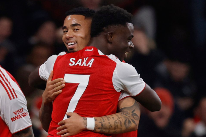 Bukayo Saka ôm Gabriel Jesus sau khi Arsenal ghi bàn ấn định chiến thắng. Ảnh: Reuters