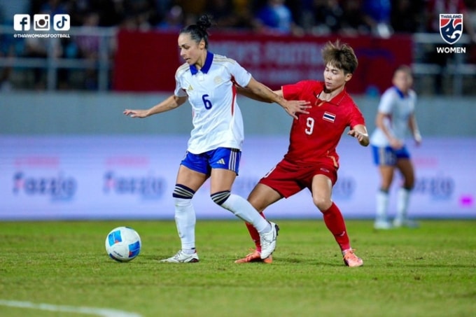 Pha tranh chấp trong trận Thái Lan - Philippines (trắng) trên sân Chonburi hôm 14/12. Ảnh: FAT