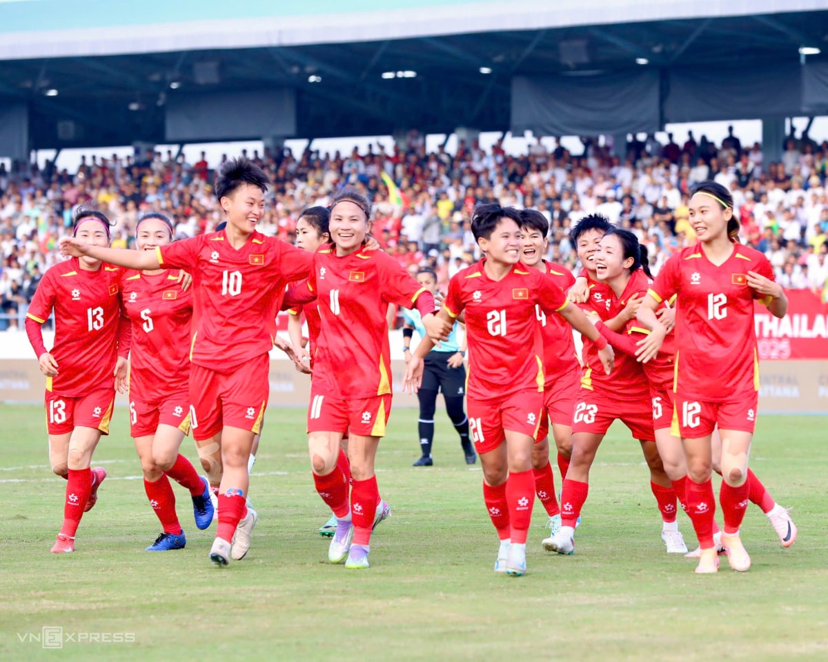 Đội tuyển bóng đá nữ Việt Nam mừng bàn thắng trong trận gặp Myanmar, ở lượt cuối vòng bảng, trên sân Chonburi, Thái Lan hôm 11/12. Ảnh: Hiếu Lương - Đức Đồng