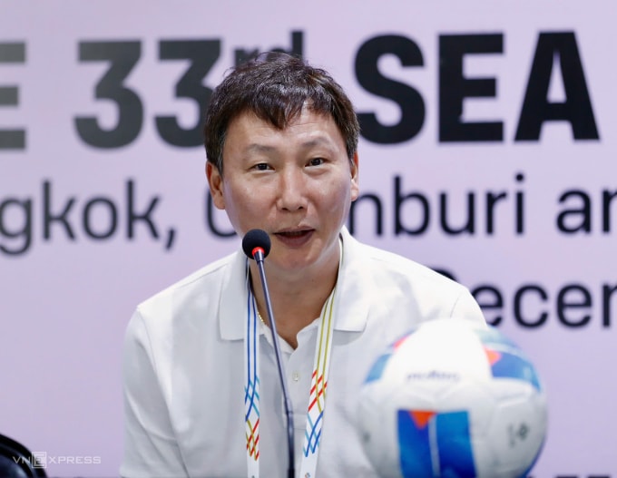 HLV Kim Sang-sik tham dự họp báo tại sân Rajamangala ở Bangkok, Thái Lan. Ảnh: Hiếu Lương