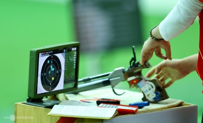 Cuốn sổ tay của Trịnh Thu Vinh ở phần thi 10m súng ngắn hơi nữ SEA Games 33. Ảnh: Hiếu Lương