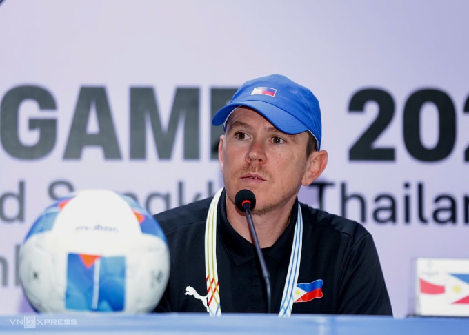 HLV Garrath McPherson tham dự họp báo tại sân Rajamangala ở Bangkok, Thái Lan vào chiều 14/12, trước khi gặp Việt Nam ở bán kết bóng đá nam SEA Games 33. Ảnh: Hiếu Lương