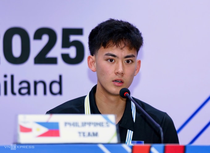 Tiền vệ Philippines Sandro Reyes dự họp báo trước trận gặp Việt Nam ở bán kết bóng đá nam SEA Games 33. Ảnh: Hiếu Lương