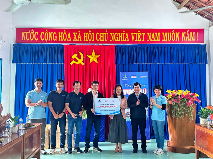 Đại diện đoàn tài trợ trao bảng tài trợ tượng trưng cho trường Mầm non An Thạch. Ảnh: Nhà trường cung cấp