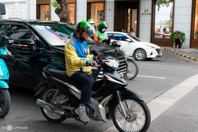 Hà Nội hiện có hơn 110.000 người hành nghề xe dịch vụ hai bánh trên nền tảng công nghệ. Ảnh: Minh Quân