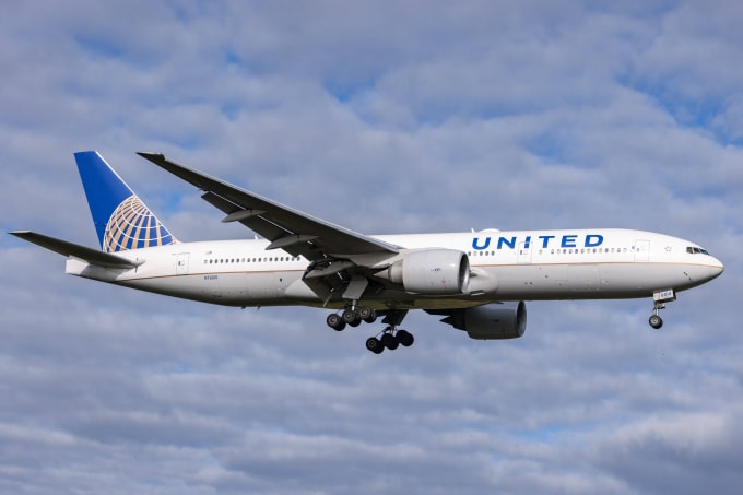 Phi cơ Boeing 777-200 của United Airlines chuẩn bị hạ cánh xuống Đức ngày 18/10. Ảnh: Reuters