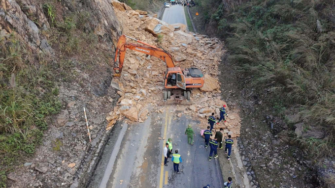 Sạt lở đất đá tại đèo Thung Khe. Ảnh: Công an xã Mai Châu