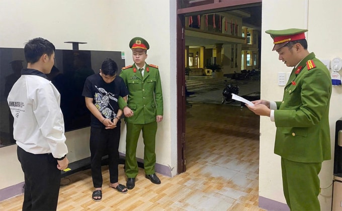 Cảnh sát đọc lệnh bắn Nguyễn Quang Hoàng. Ảnh: Viện kiểm sát nhân dân Khu vực 1 - Quảng Trị