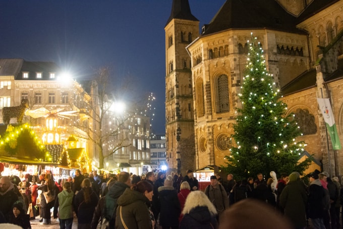 Người mua sắm tại chợ Giáng sinh ở Bonn, Đức ngày 13/12. Ảnh: AFP