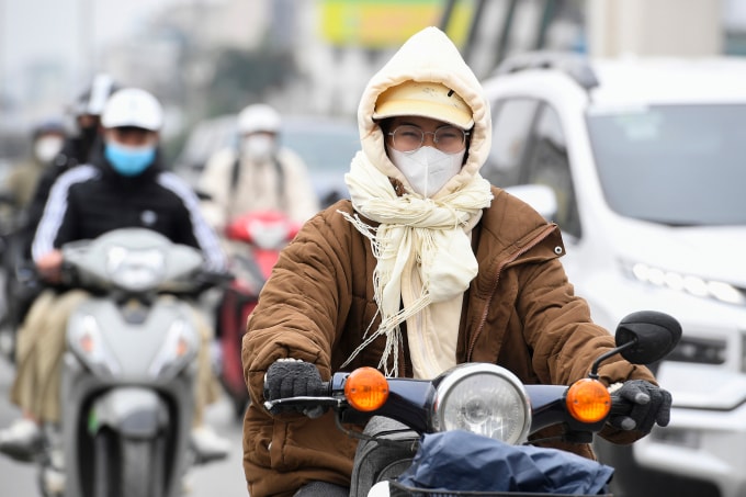 Người Hà Nội tham gia giao thông dưới trời rét. Ảnh: Giang Huy