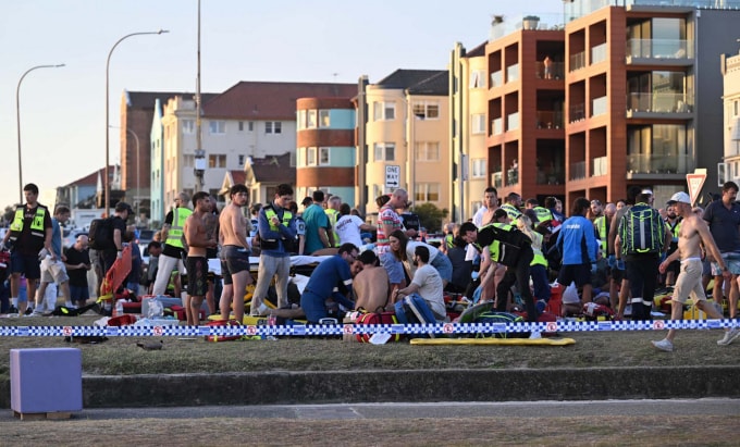 Hiện trường sau vụ xả súng ở bãi biển Bondi, thành phố Sydney, Australia, hôm 14/12. Ảnh: Sydney Morning Herald