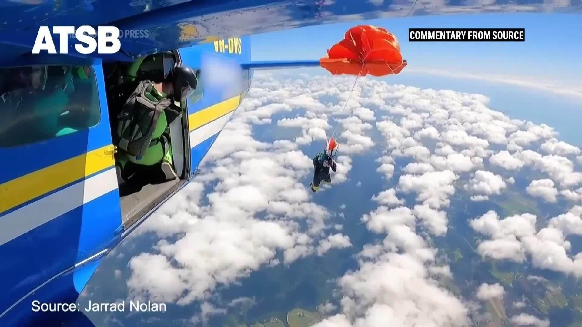 Bị treo ở đuôi máy bay trên độ cao 4.500 m