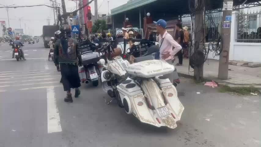 Cảnh sát chặn bắt đoàn môtô phân khối lớn phóng nhanh trên quốc lộ