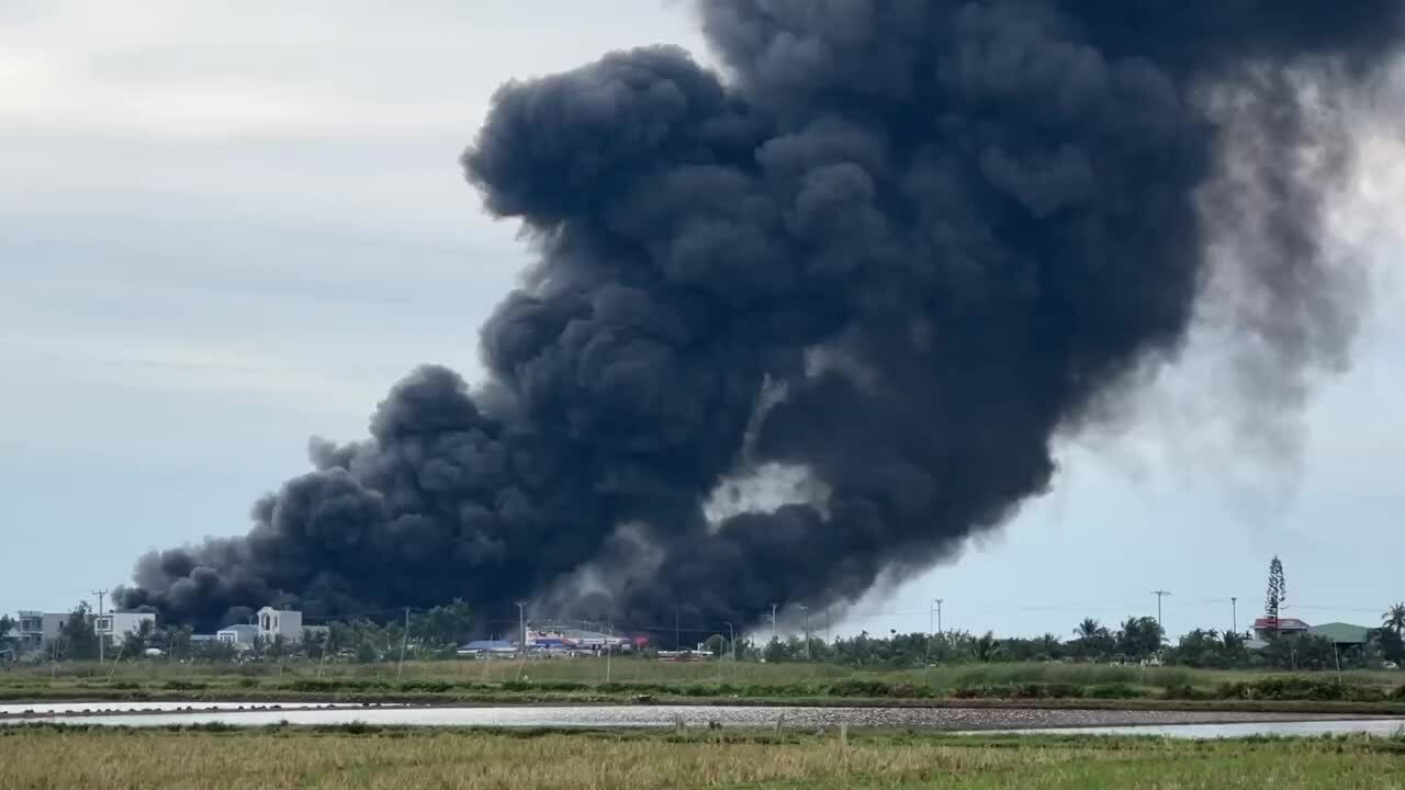 Cháy lớn ở công ty giày da 