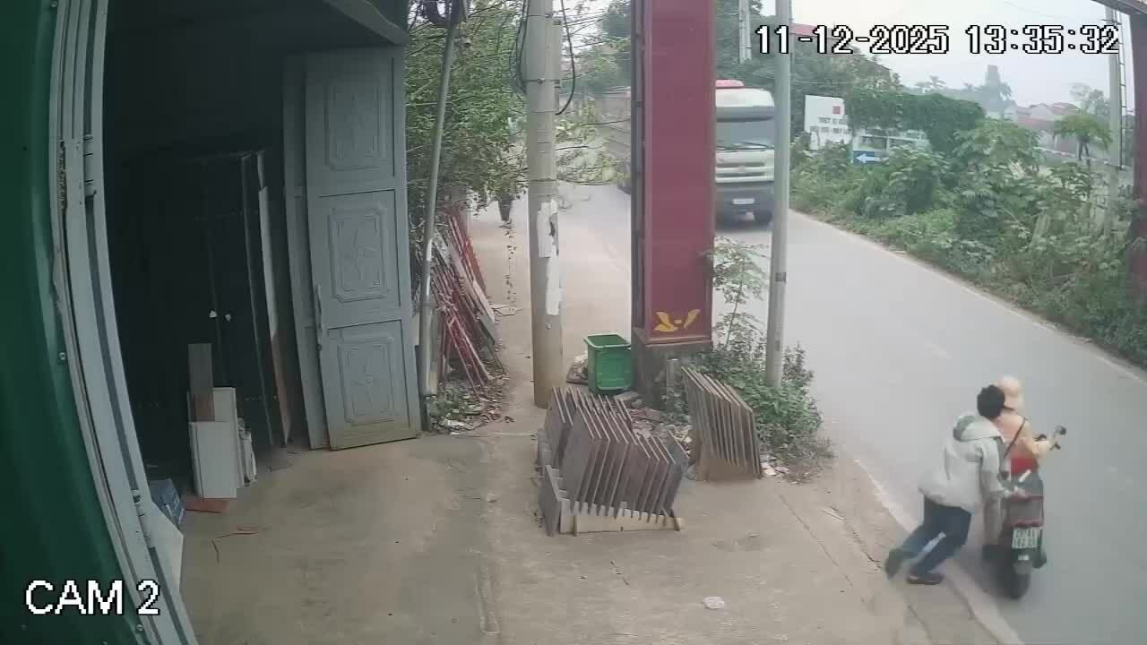 Người đẩy cảnh sát vào đầu xe tải cũng từng nhốt công an xã trong nhà