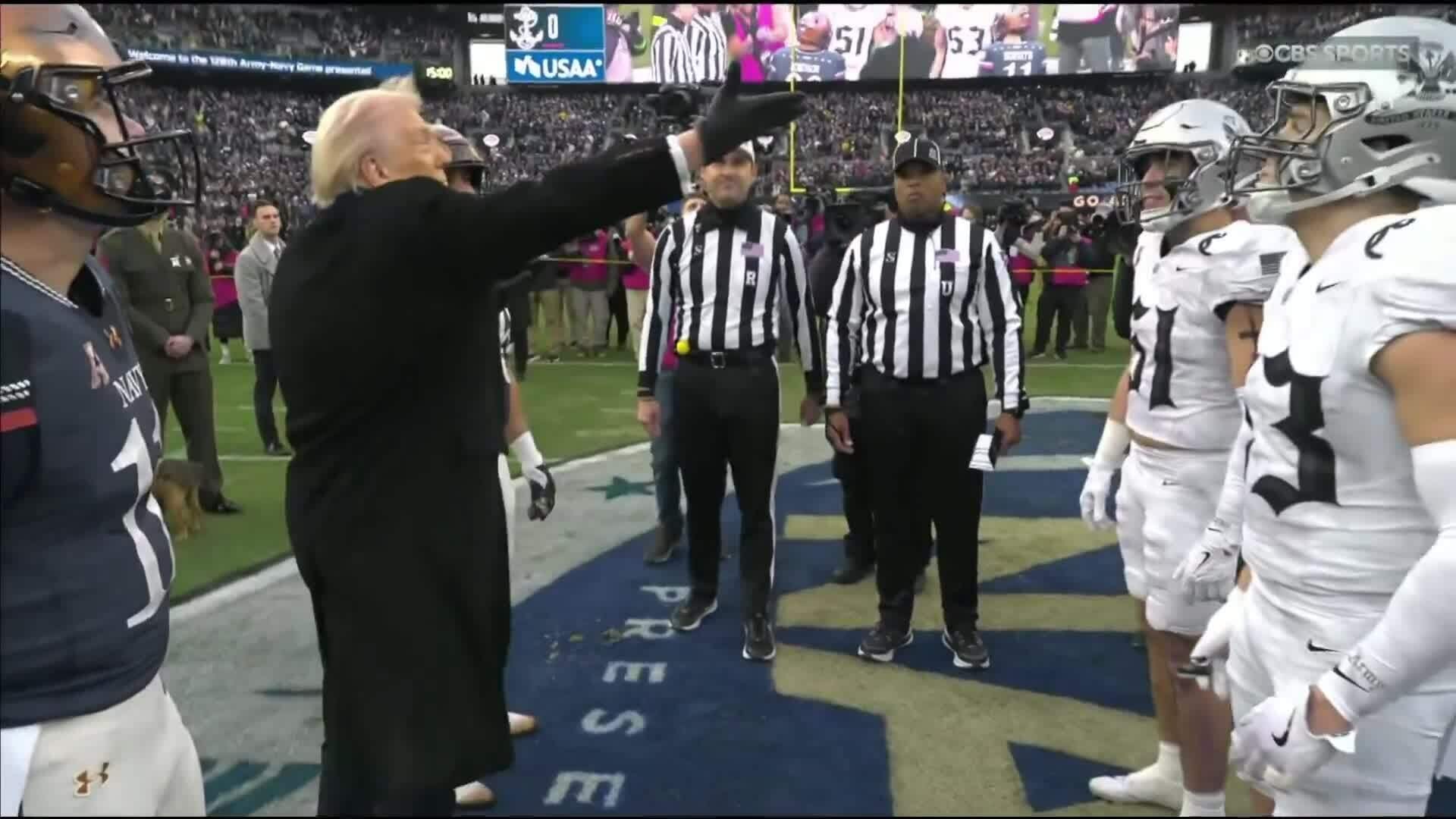 Ông Trump gây chú ý khi tung đồng xu trước trận bóng bầu dục