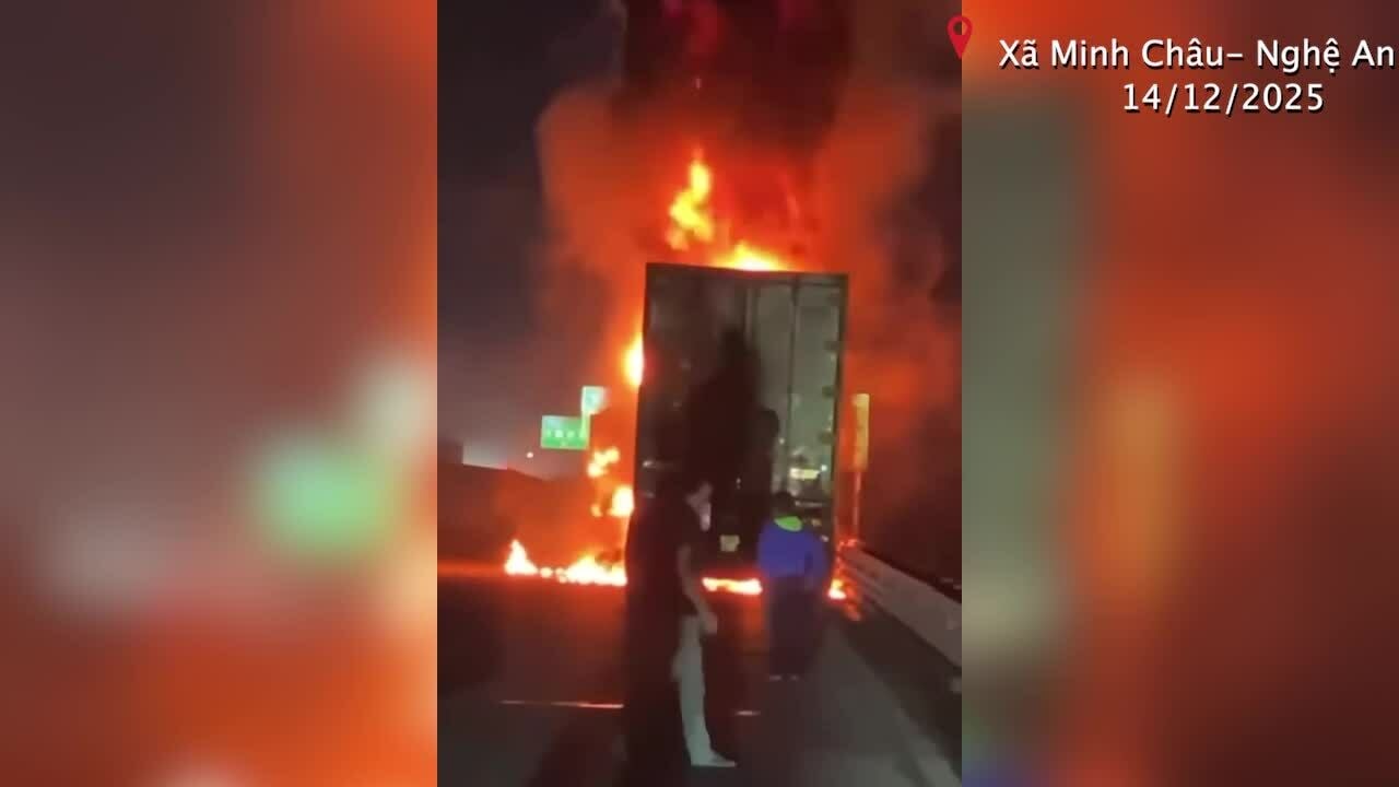 Xe đầu kéo cháy rụi trên cao tốc Diễn Châu – Bãi Vọt